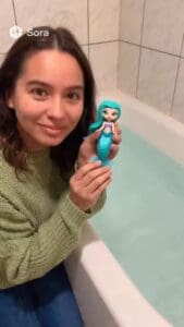 Spielzeug Meerjungfrau, mit Wasserbad, für Kinder, bunt, Plüsch und Kunststoff, WarsoWerk.