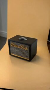 WärmeWerk Mini Verstärker mit Logo, ideal für Musikliebhaber.