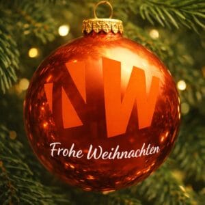 Weihnachtskugel mit "NW" und "Frohe Weihnachten".