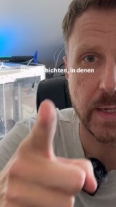 Mann zeigt auf Kamera, Fokus auf Gesicht und Hand, modernes Handwerksunternehmen.