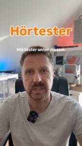 Hörtester im WarsoWerk Labor für Audiologie und Hörgeräte.