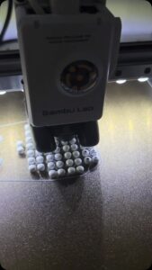 Bambus Lab Gerät bei WarsoWerk mit weißen Kugeln.