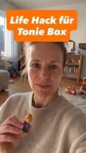 Frau zeigt einen Tonie-Figur bei WarsoWerk, kreative Kinderunterhaltung.