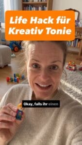 Frau zeigt einen Tonie-Figur mit einem kreativen Life Hack.