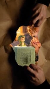 Kinder entdecken WarsoWerk Spielzeug durch ein Loch in Papier.