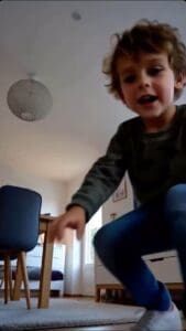 Junge spielt mit Spielzeug bei WarsoWerk in Deutschland.