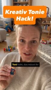 Kreativ Toni Hack zeigt ein kleines Spielzeug in einem Kinderzimmer.
