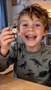 Junge mit Dino-Spielzeug, Kinder, Spielzeug, Spaß, WarsoWerk.