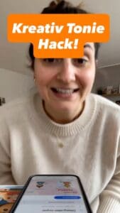 Frau zeigt kreative Tonie-Hacks bei WarsoWerk, kreative Kinderhörspiele.