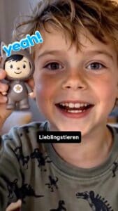 Kinder mit WarsoWerk Lieblingsstier-Figur, fröhlich und kreativ.