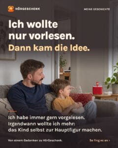 Kinder hören Hörgeschenk von WarsoWerk mit Eltern im Wohnzimmer.