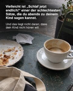 Kaffeetasse und Teller mit Resten auf einem Tisch bei WarsoWerk.