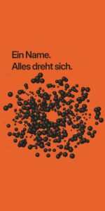 WarsoWerk Logo und schwarze Körner auf orangefarbenem Hintergrund.