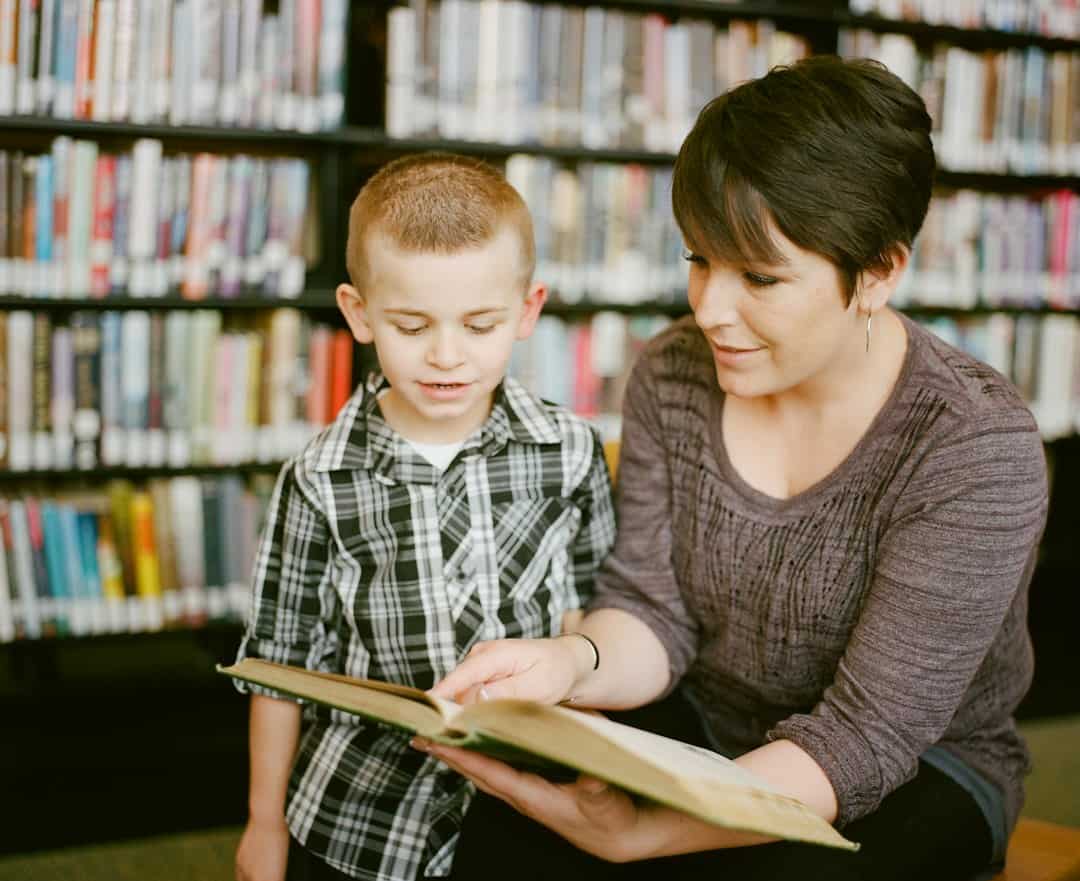 Mutter und Kind beim Lesen in der Bibliothek bei WarsoWerk.